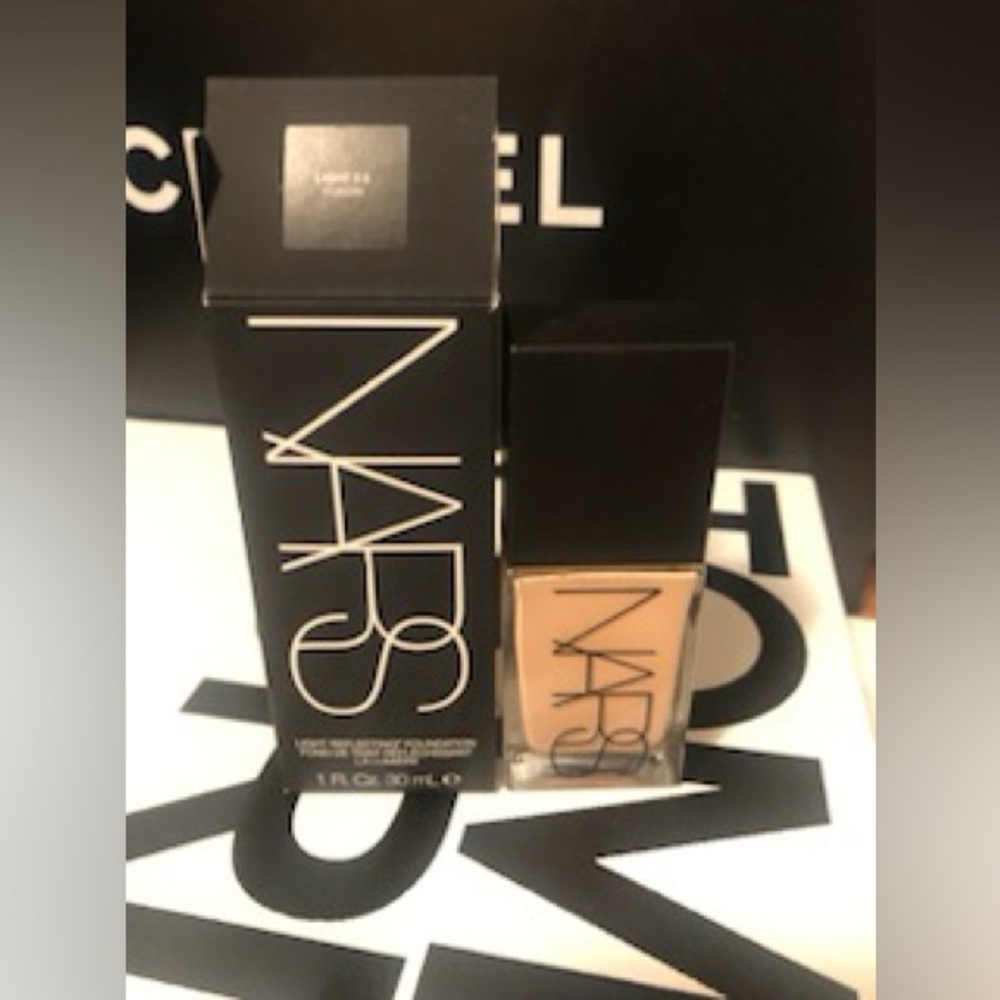 NARS Light l2.5 Makeup Foundation Yukon reflecting 
1 fl oz new